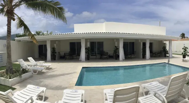 Palm Beach Stunning Villa 13-beds 10-baths -26ppl, Đặt Biệt thự Nhà tranh ở Palm Beach., Nhà tranh