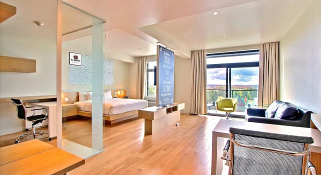Double suite junior avec balcon et Vue piscine La Cache a Maxime