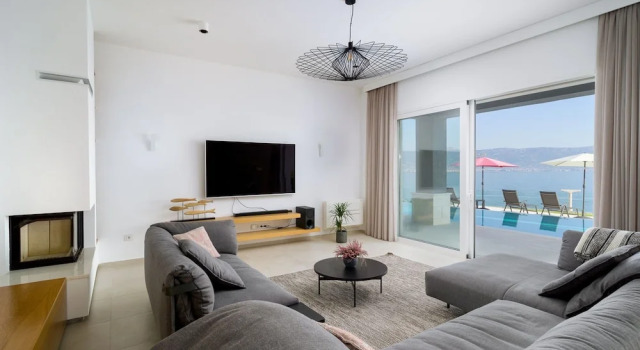 Вилла Beachfront Villa Grey Martini with Pool