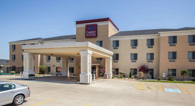 Кровать в общем номере Comfort Suites Bloomington I-55 and I-74