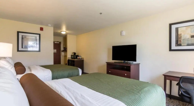 Четырёхместный номер Deluxe Cobblestone Inn & Suites - Barron