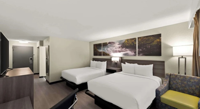 Четырёхместный номер Standard с балконом Clarion Pointe Rhinelander Downtown