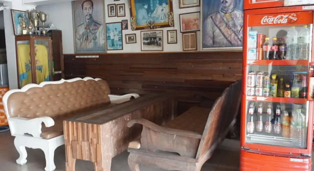 Queens Hotel, Book Hotel Chum Phae 