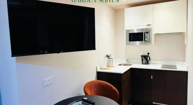 Одноместный люкс с балконом и с видом на сад Westciti Caroco Aparthotel