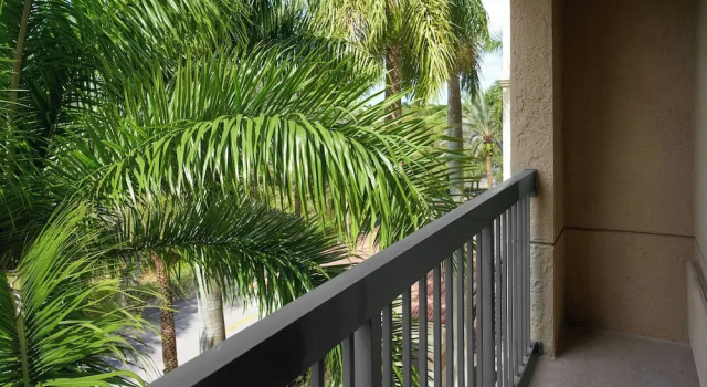 Четырёхместный номер Standard с балконом Courtyard by Marriott Fort Lauderdale Weston