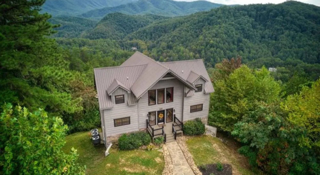 Апартаменты Awe-inspiring Estate w Pool Theater Fire Pit