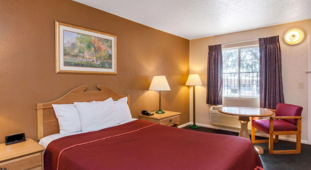 Howard Johnson by Wyndham Bakersfield, Buchen Sie Hotel SPA-Hotels in Bakersfield, SPA
