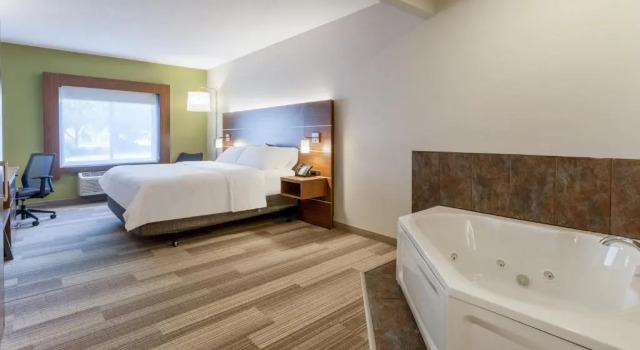 Двухместный номер Deluxe Holiday Inn Express Hotel & Suites Burlington by IHG
