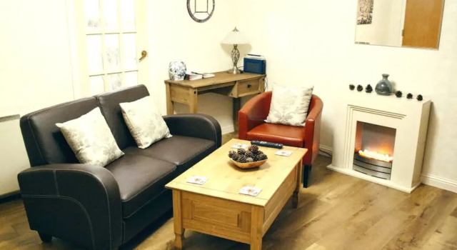 2 Bedroom Flat Near Holyrood Park Sleeps 4, Prenota Hotel Edimburgo 