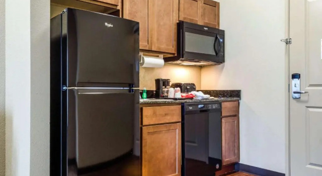 Четырёхместный номер Standard MainStay Suites Hackberry Sportsmans Lodge