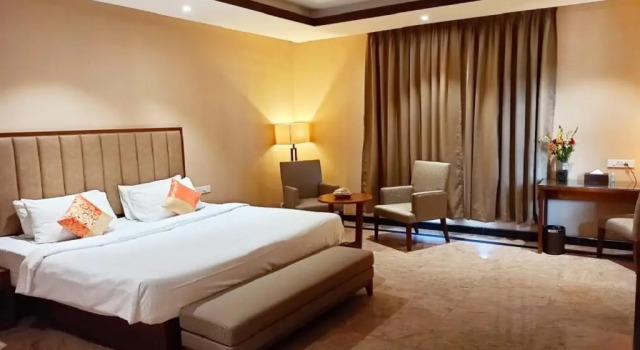 Полулюкс Hotel Cachar Club