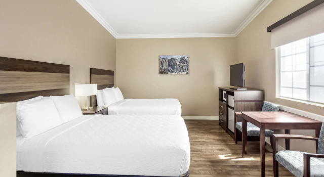 Четырёхместный люкс Best Western China Lake Inn