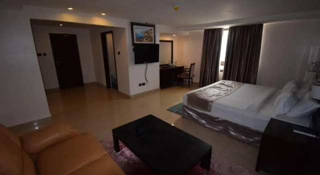 Полулюкс Noble House Hotel