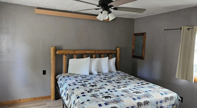 Twin Pines Lodge & Cabins, Varaa Lomakoti  