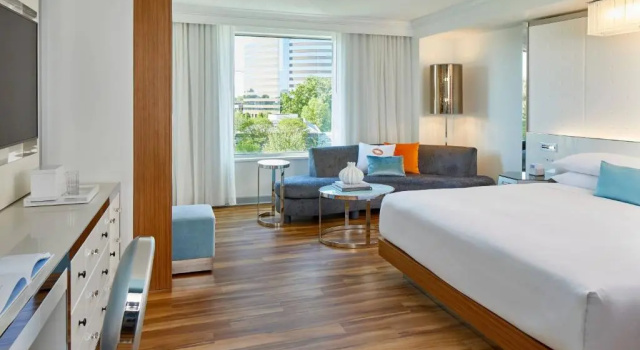Номер Deluxe Renaissance Charlotte SouthPark Hotel