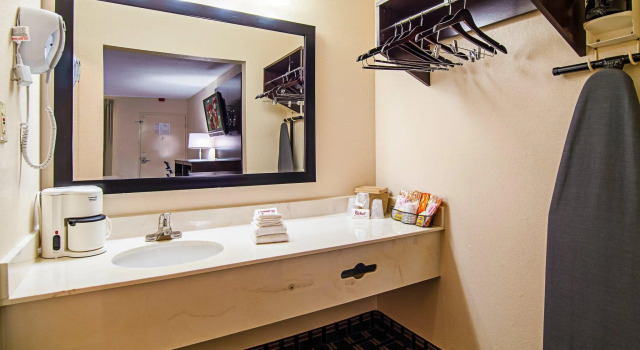 Четырёхместный номер Deluxe Red Roof Inn & Suites Greenwood, SC