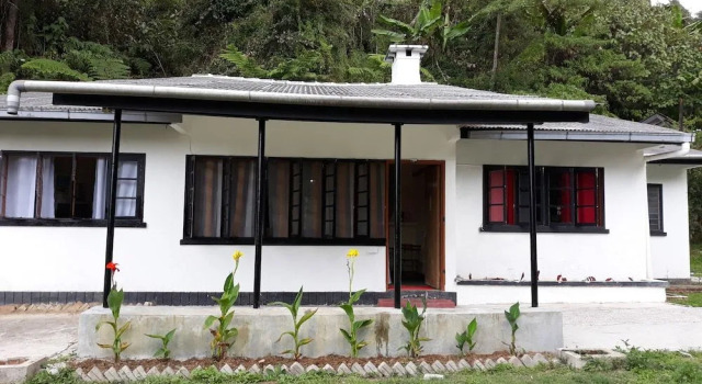 Farm Guest House - Hostel, Rezerwuj Pobyt na farmie Hotele w Pahang z parkingiem, Parking