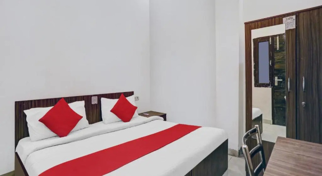 Номер Classic OYO Hotel Prince Near Haiderpur Metro Station