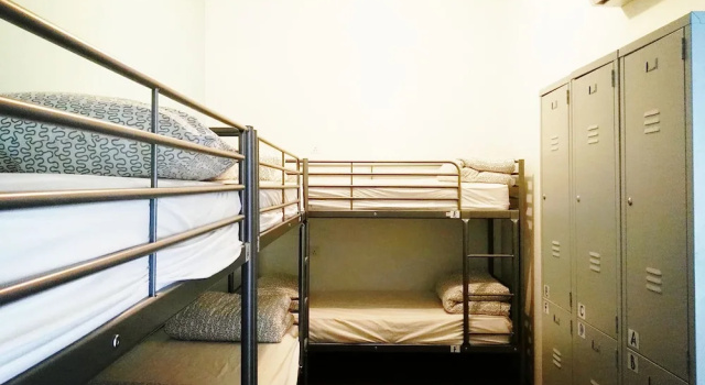 Кровать в общем номере Roof Talk Theme Hostel