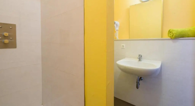 Кровать в общем номере (женский номер) Airport Hostel