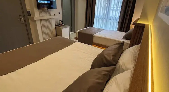 Трёхместный семейный номер Standard с видом на город Airport Corner Hotel