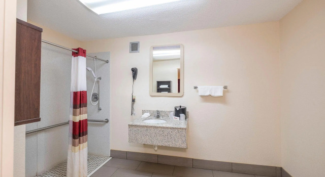 Четырёхместный номер Standard Red Roof Inn Walterboro