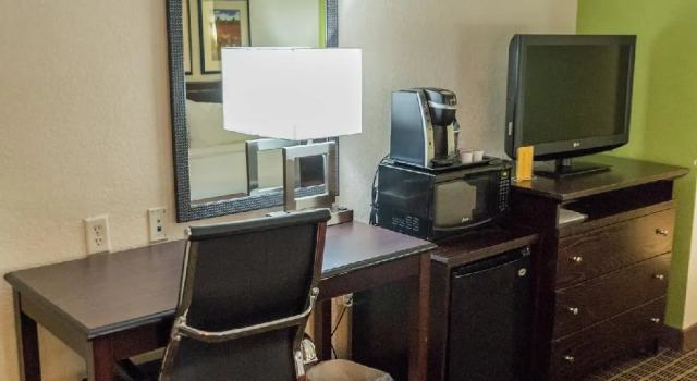 Четырёхместный номер Standard Holiday Inn Hazlet by IHG