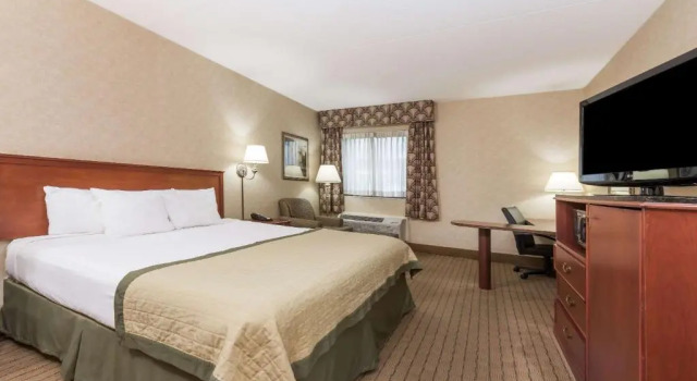 Люкс Deluxe Baymont by Wyndham Indianapolis South