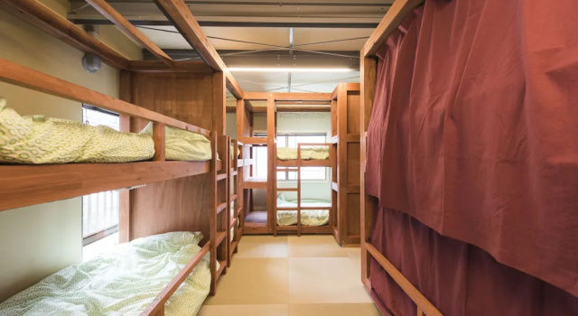Кровать в общем номере Grape house Koenji