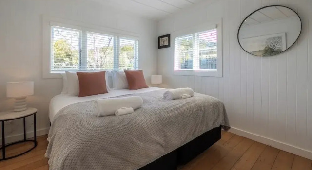 Коттедж Deluxe Tahatai Cottage with Spa Pool - Oneroa