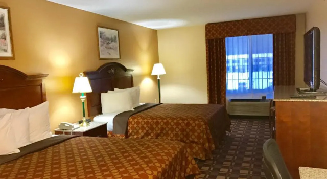 Четырёхместный номер Standard Cabot Inn & Suites