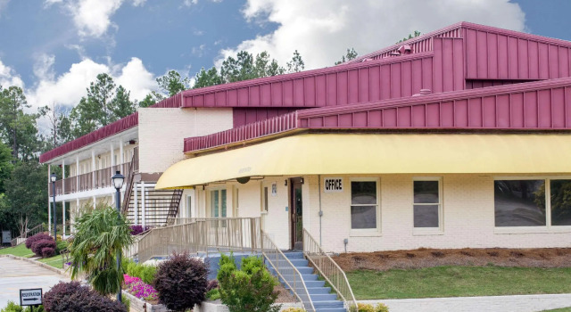 Кровать в общем номере A Red Dot Inn