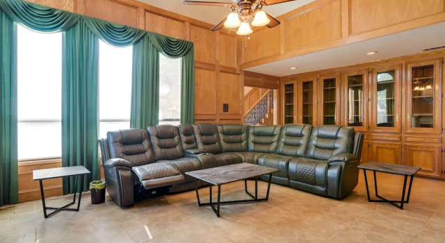 Expansive Home w/ Pool Table ~ 15 Mi to Galveston!, Varaa Lomakoti Mökit kohteessa Houston, Mökki