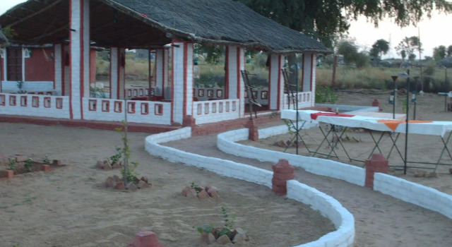 Umaid Safaris & Desert Lodge, Rezervovat Hotel Hotely v Udāsar s parkováním, Parkování