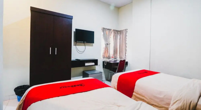 Reddoorz Plus near Mall Ratu Indah 2, Book Hotel Hotels in Sulawesi with Parking, Parking