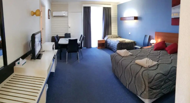 Семейный люкс с 2 комнатами Amber Court Motor Inn