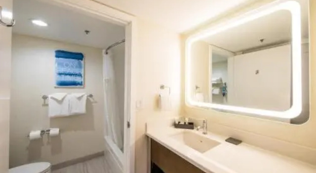 Номер SeaCrest Oceanfront Hotel
