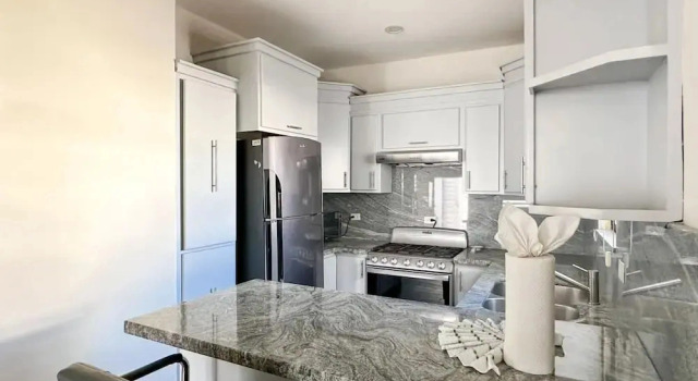 Sleek Downtown Escape With Private Parking, Book Feriehus Villaer i Sonora, Villa