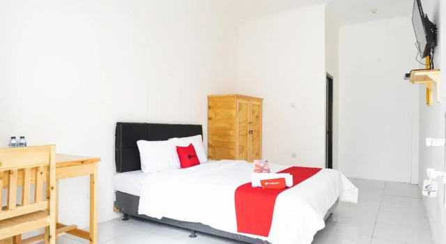 Номер Economy RedDoorz Syariah near Jatisampurna Hospital