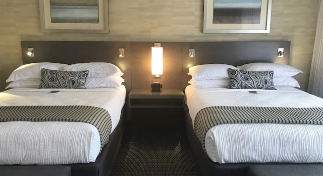 Четырёхместный номер Standard с балконом и с видом на гавань West Beach Inn, a Coast Hotel