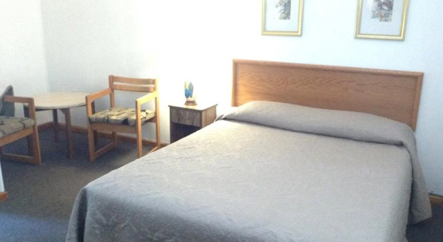 Cedar Vista Motel, Book Motel Tobermory Bruce County