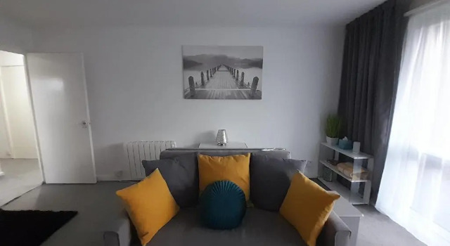 Whole Apartment With Balcony, Breakfast & Parking