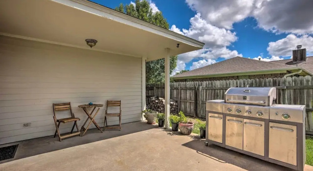 Pet-friendly Bryan Home < 5 Mi to Texas A & M!, Rezerwuj Hotel Bryan Teksas, w pobliżu Brazos County Park