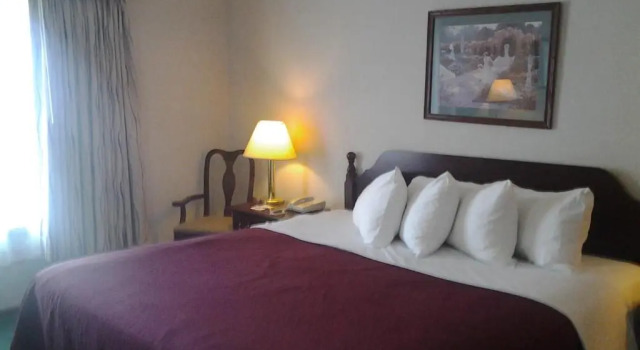 Номер Standard Days Inn by Wyndham Hutchinson