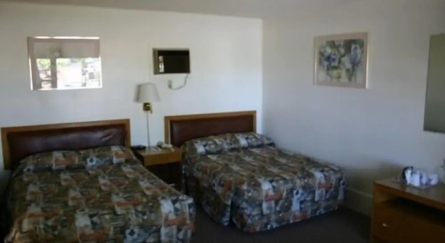 Четырёхместный номер Standard Skyline Motel