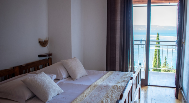 Apartment Ozren - amazing sea view: A2 Omis, Riviera Omis, Book Lejlighed Hoteller i Split Region med parkering, Parkering