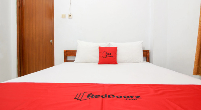 Номер Standard RedDoorz Plus near Alun Alun Selatan