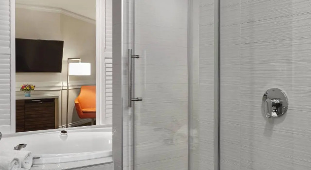 Двухместный номер Standard Delta Hotels by Marriott Edmonton Centre Suites