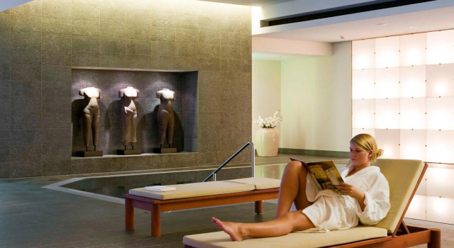 Кровать в общем номере Parkhotel Quellenhof Aachen