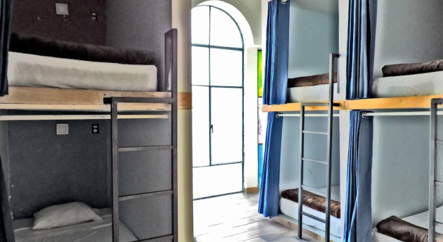 Bed in slaapzaal met balkon Capsule Hostel Mexico City